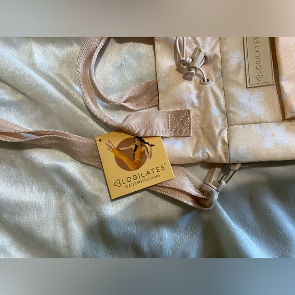 NWT Blogilates Water Bottle Sling Bag Peach/White Floral - Picture 2 of 4